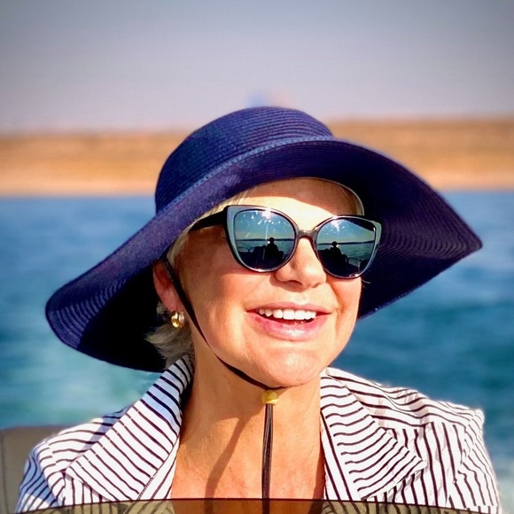 Meet your Posher, Deborah - Picture 2 of 2